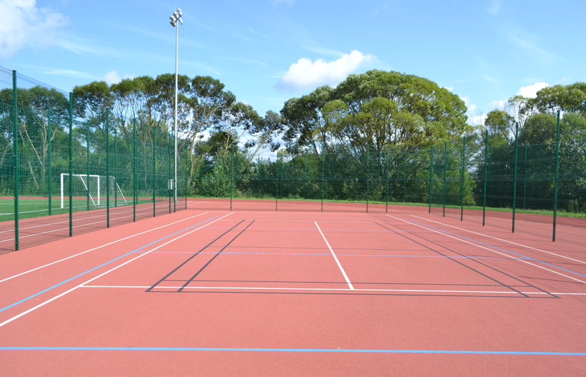 Verdenės progimnazijos teniso/badmintono aikštelė